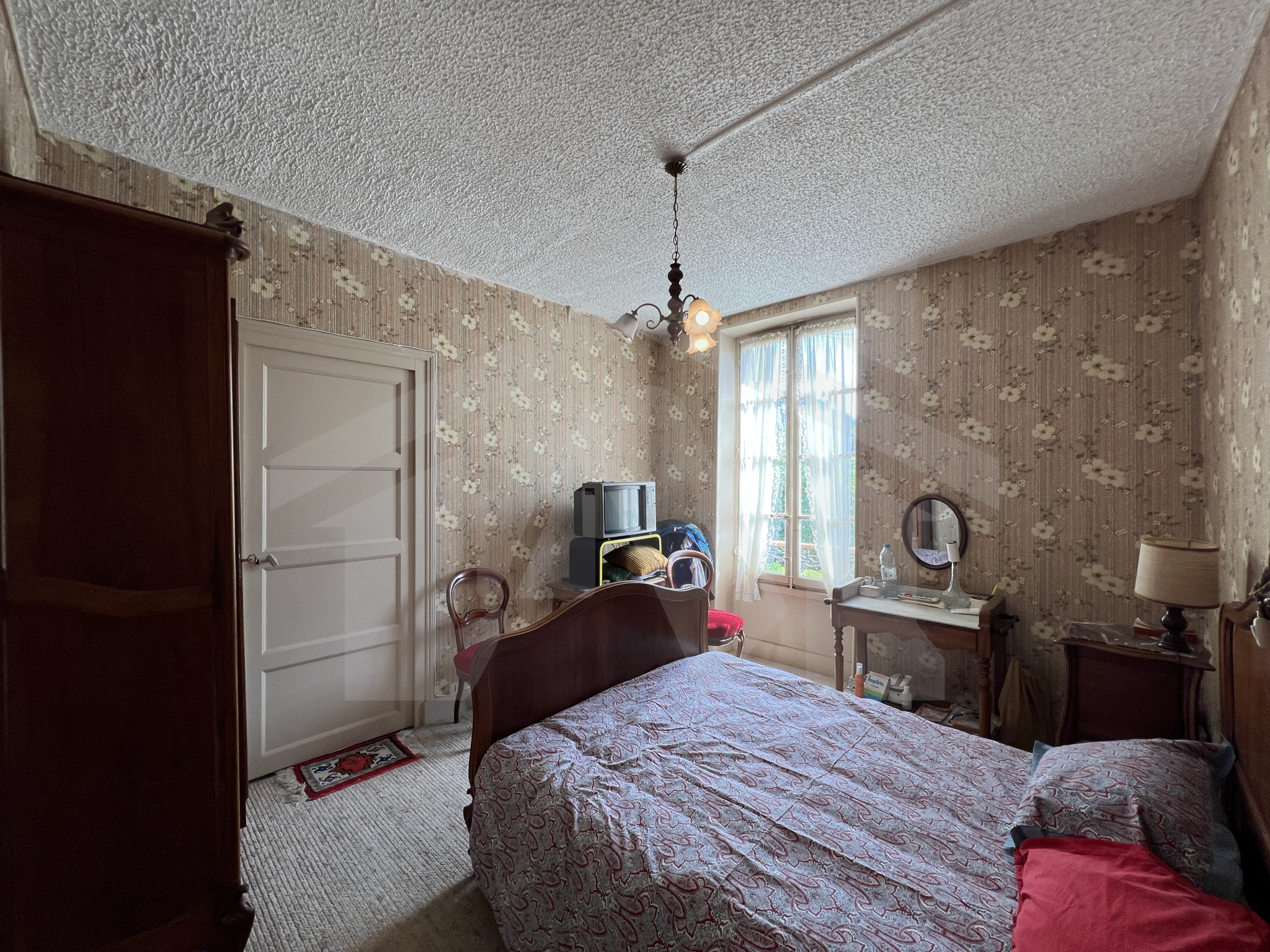 Maison de caractère à rénover + terrain constructible -- Sain