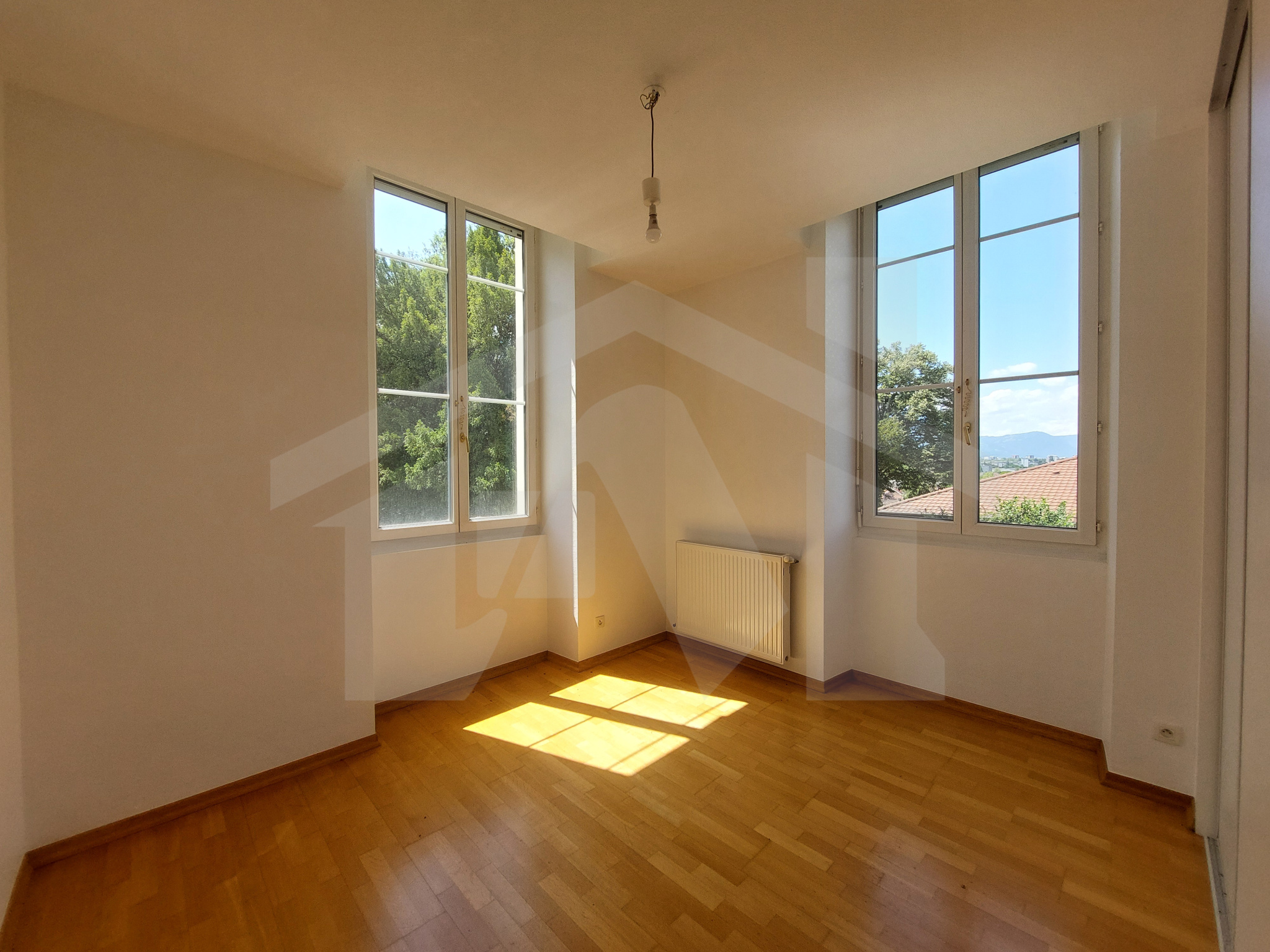 Appartement de Charme dans le Château de Poisat 109 m2 S